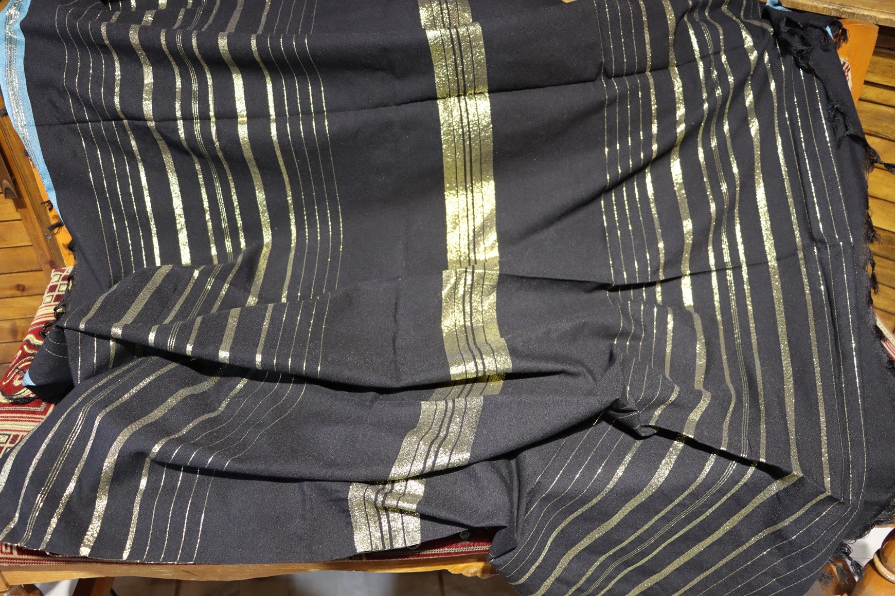 El Dokuması Sırmalı Puşu 125x125 cm – Geleneksel Desen