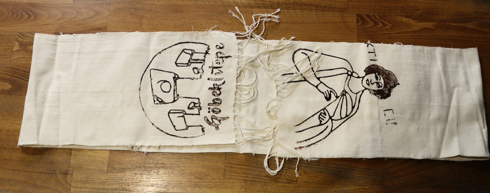 El Dokuması Göbeklitepe İşlemeli Kaşkol / Şal 150x20 cm – Geleneksel Motifli